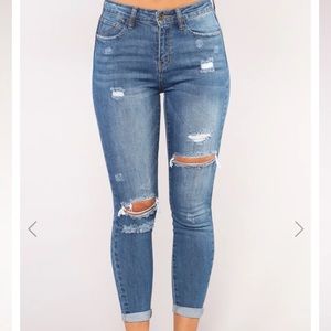 Distressed jeans😍